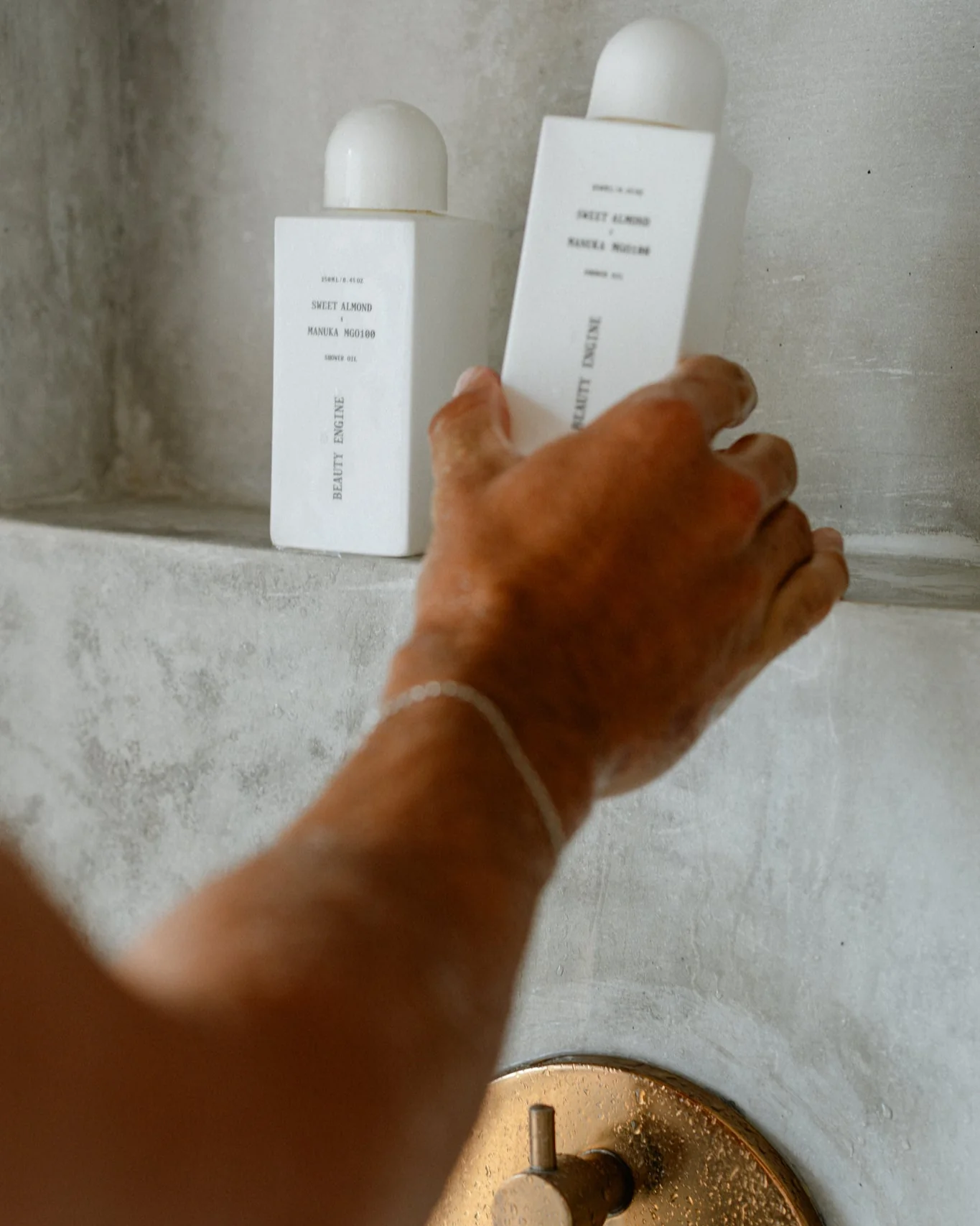 Almond & Manuka Shower Oil - Image 2