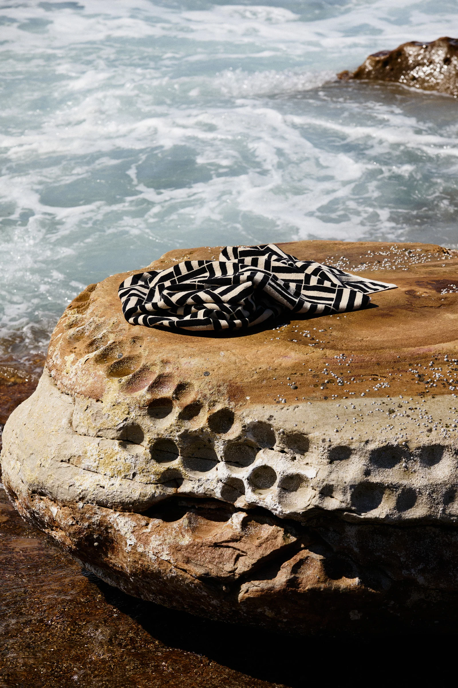 Willis Pool Towel - Sand & Noir - Image 4